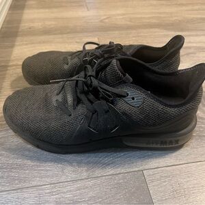 Nike air max
Women’s 9
Pregnant and shoes don’t fit